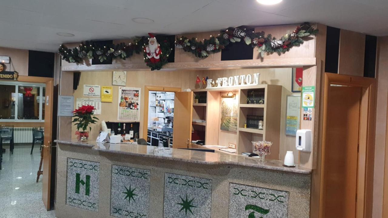 אלקובנדס Hostal Fronton מראה חיצוני תמונה