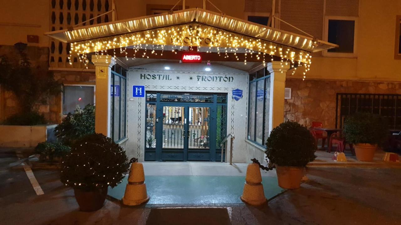 אלקובנדס Hostal Fronton מראה חיצוני תמונה