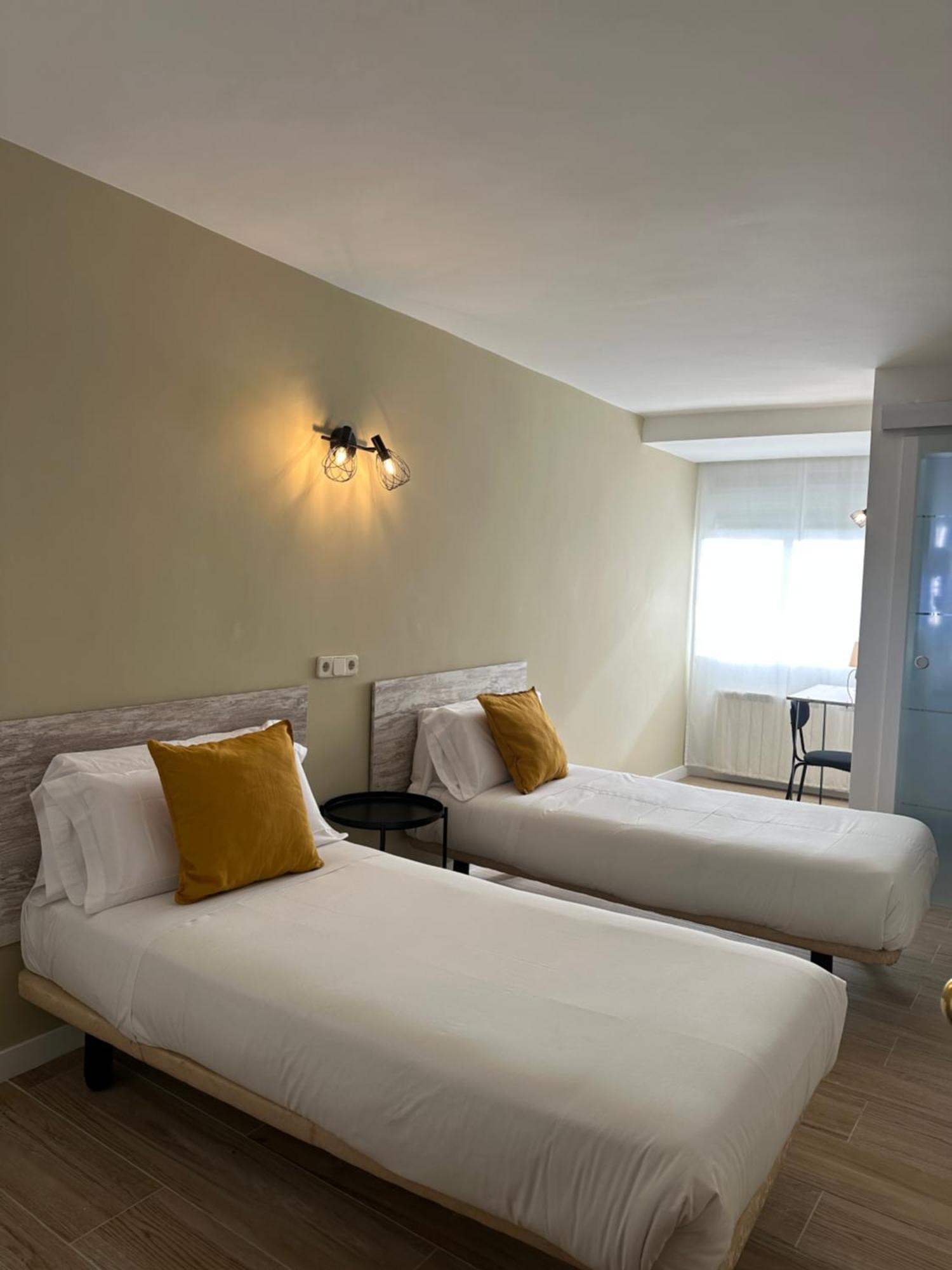 אלקובנדס Hostal Fronton מראה חיצוני תמונה